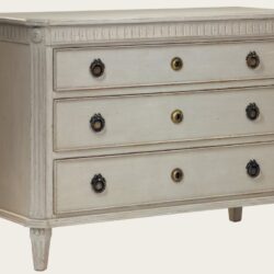 COMMODE WITH FLUTED CARVING