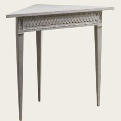 CORNER TABLE