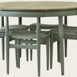 ROUND TABLE WITH FOUR CHAIRS