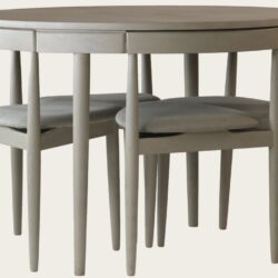 ROUND TABLE WITH FOUR CHAIRS (THREE LEGS)